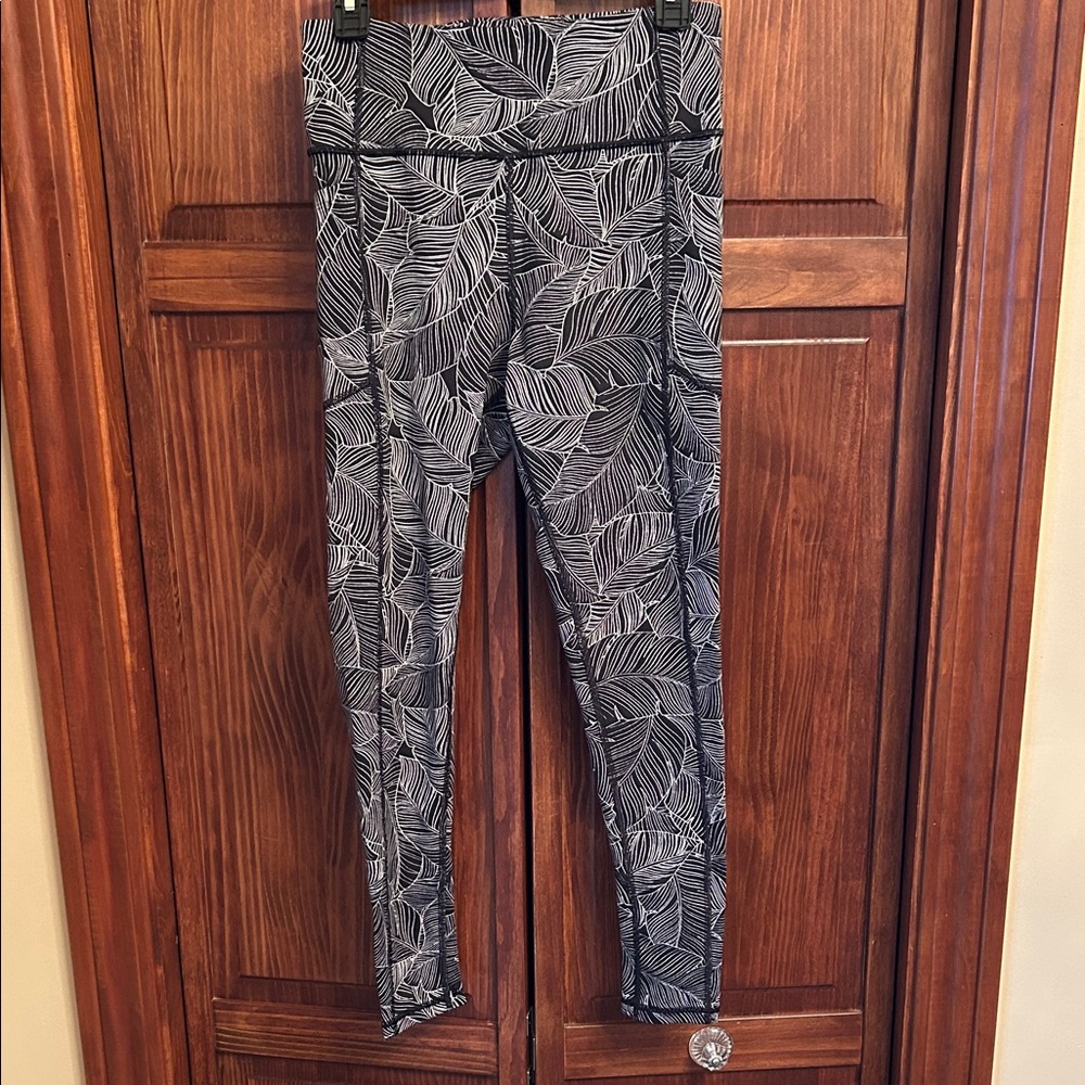 Victoria's Secret Black and White Leaf Print Leggings. Like New. Medium
